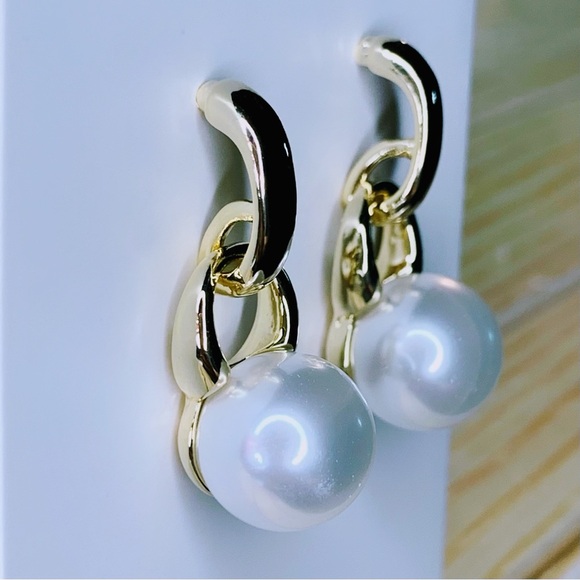 NEW Gold & Pearl Dangle Earrings Meghan Markle Designer Inspired Style - Picture 4 of 10